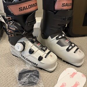 Women’s Salomon Ski Boots -Never Worn